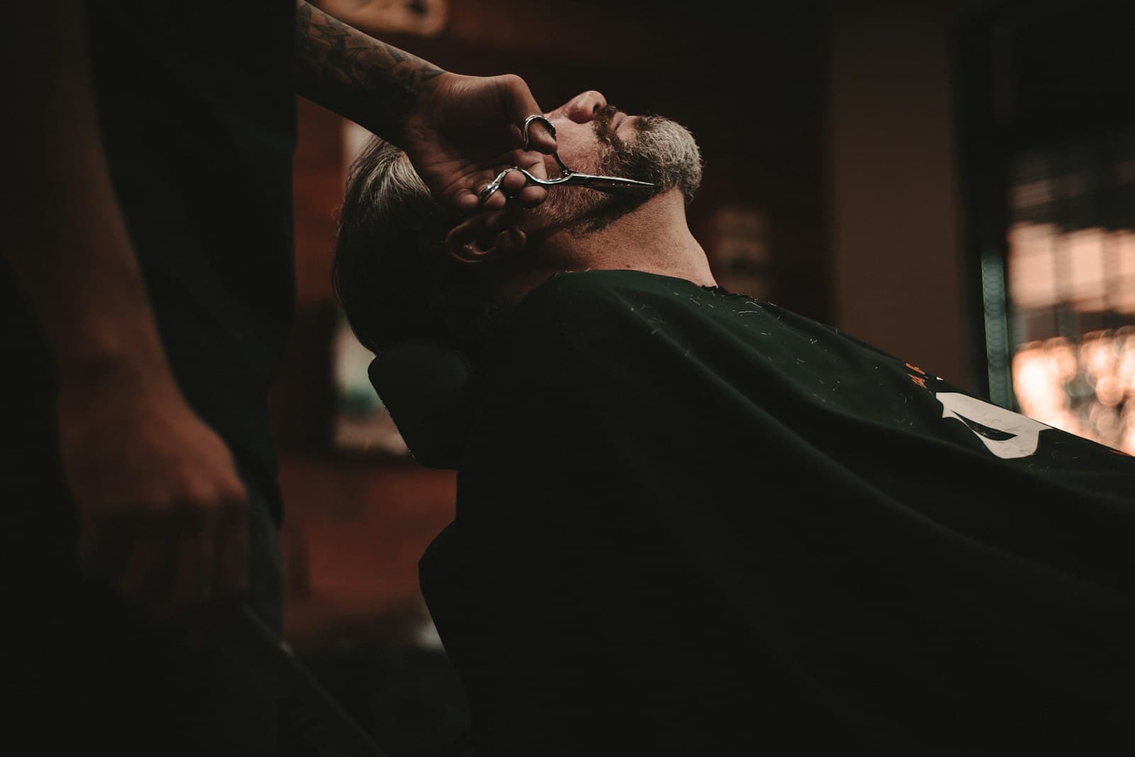 Barbier en plein geste dans une ambiance sombre